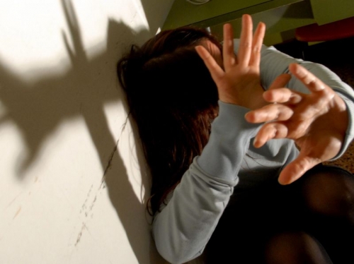 Riduce la moglie in fin di vita a martellate davanti ai due figli