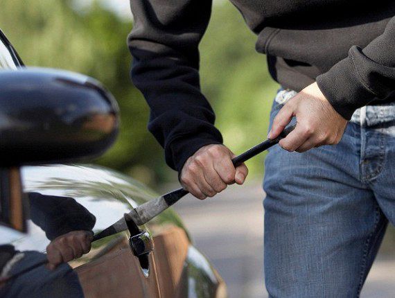 Ladri smascherati: i finestrini non funzionano e loro aprono le portiere