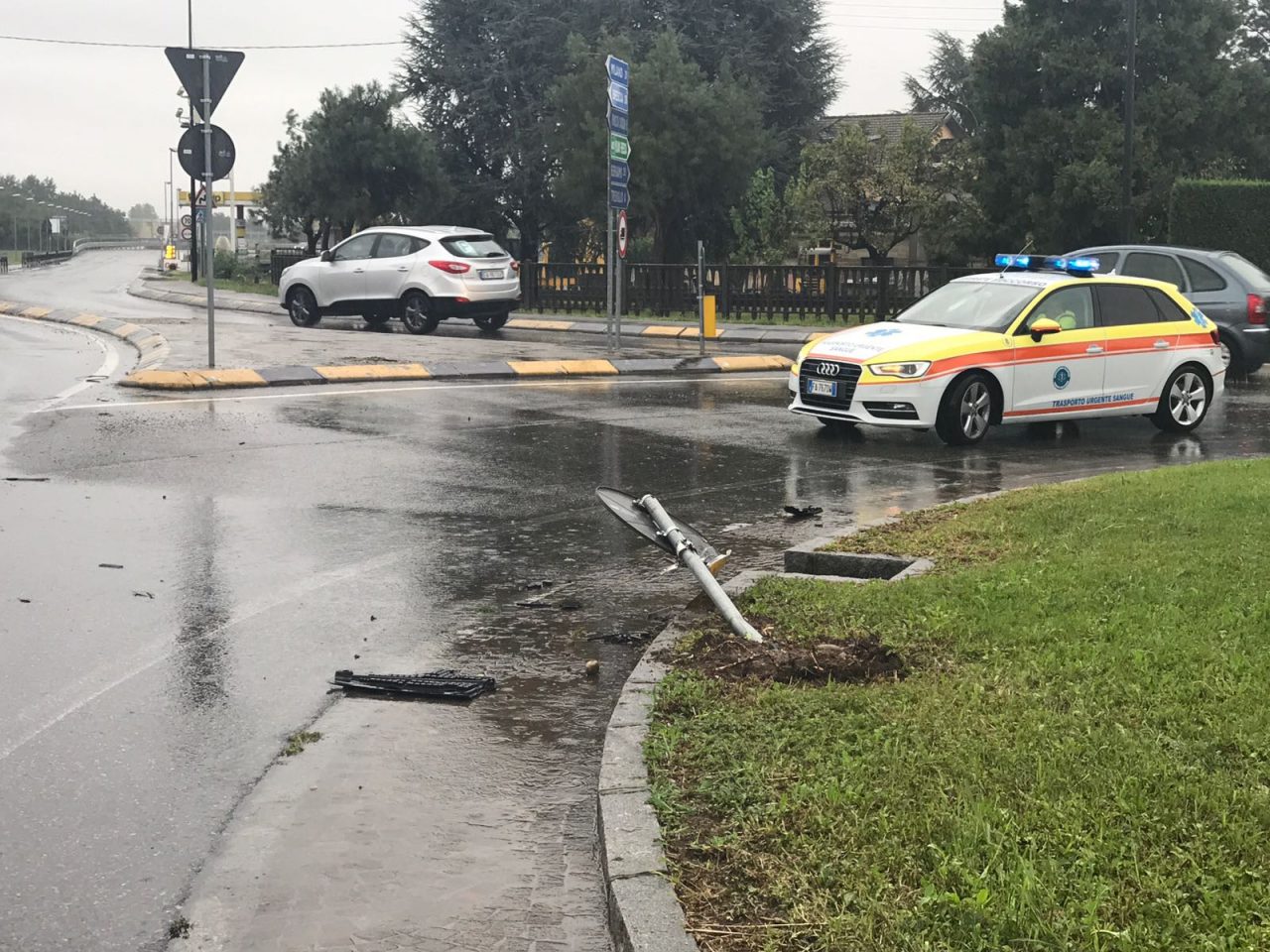 Casirate, (ennesimo) fuori strada sulla rotatoria di via Dante