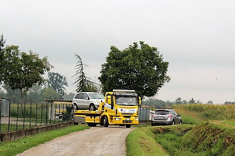 Trovato morto nell’auto dentro un fosso: giallo a Palazzo Pignano