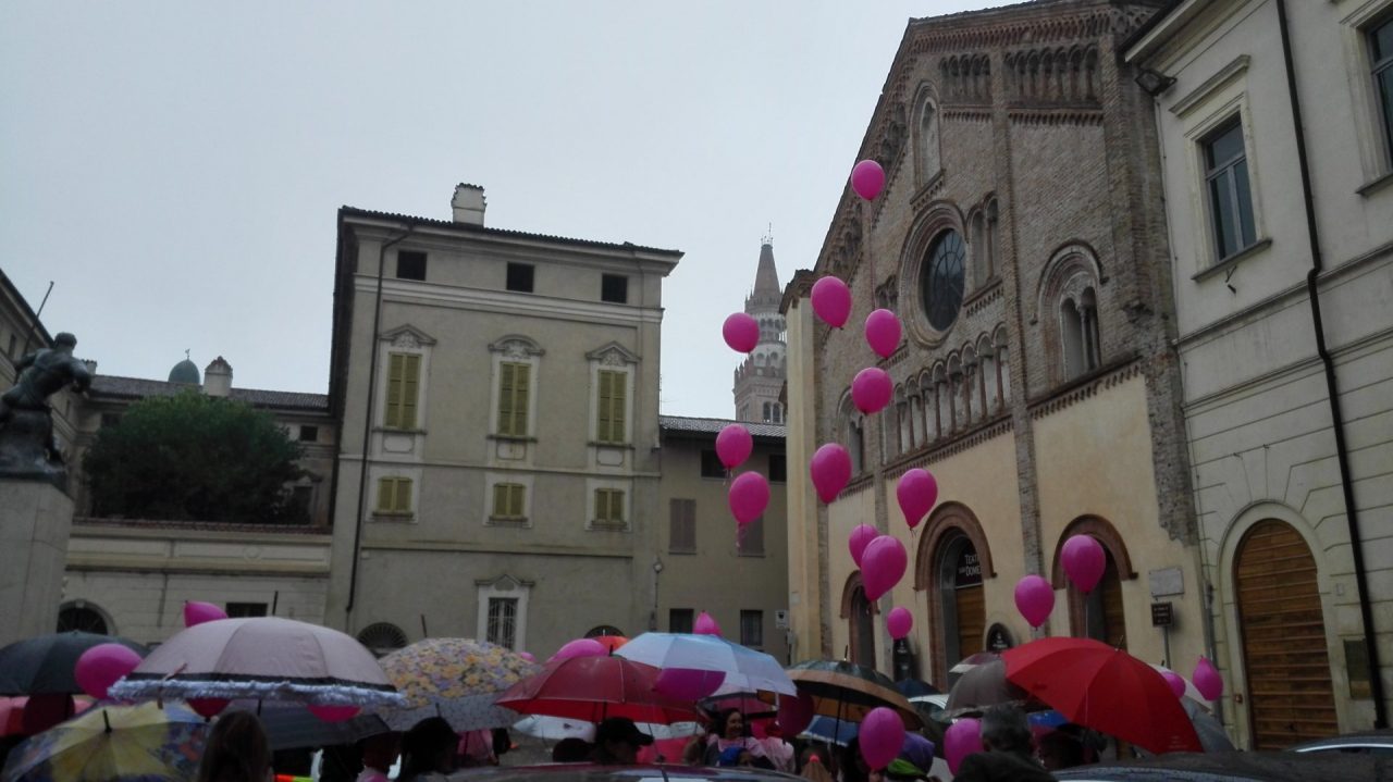 Violenza sulle donne, Treviglio si tinge di rosa con la camminata e il concerto