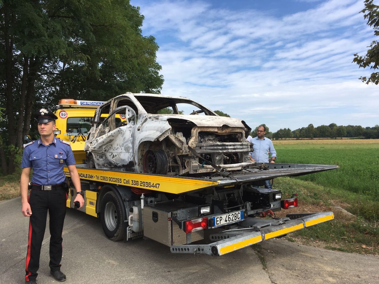Auto in fiamme, all’interno un corpo carbonizzato FOTO
