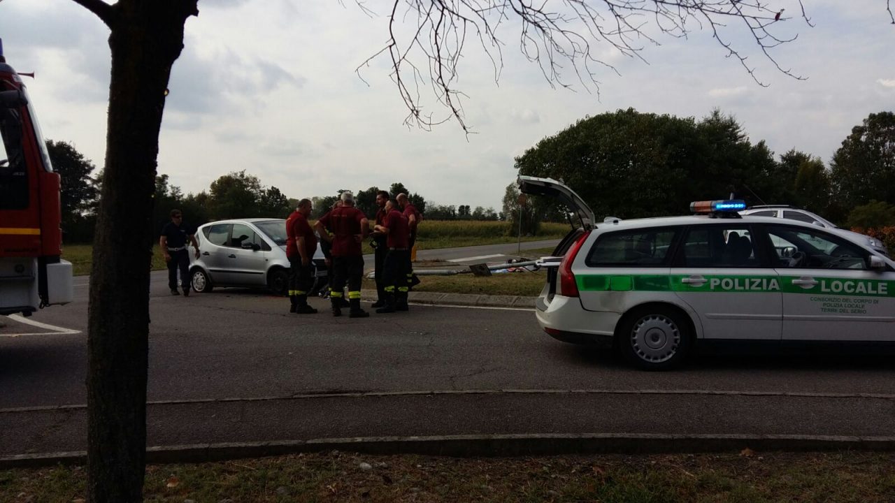 Perde il controllo dell’auto e fa strike con i cartelli