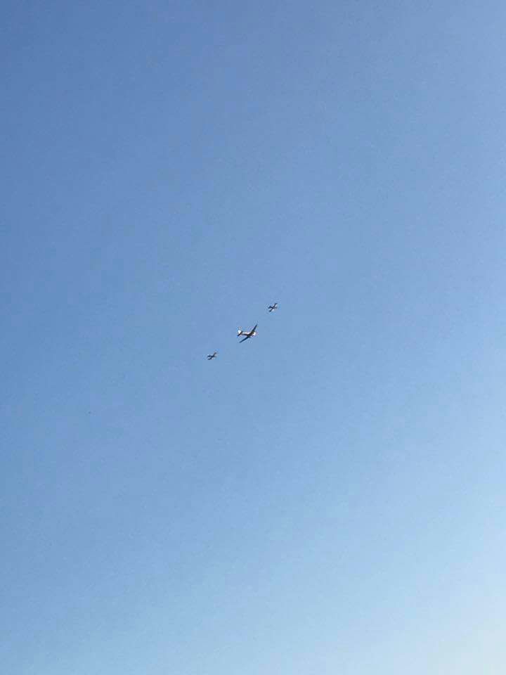 Spettacolo nei cieli: l’aereo storico (con due caccia) sorvola la pianura per il giro del mondo