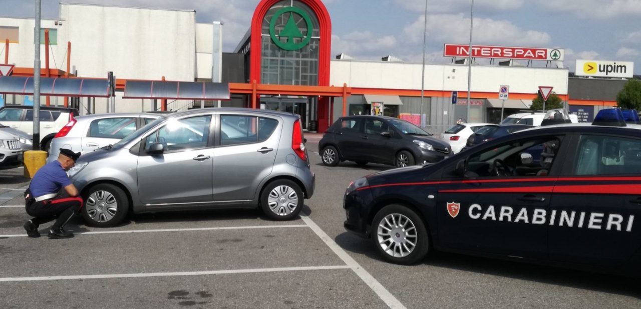 Bucano la ruota per poi derubarli, è caccia alla banda a Crema