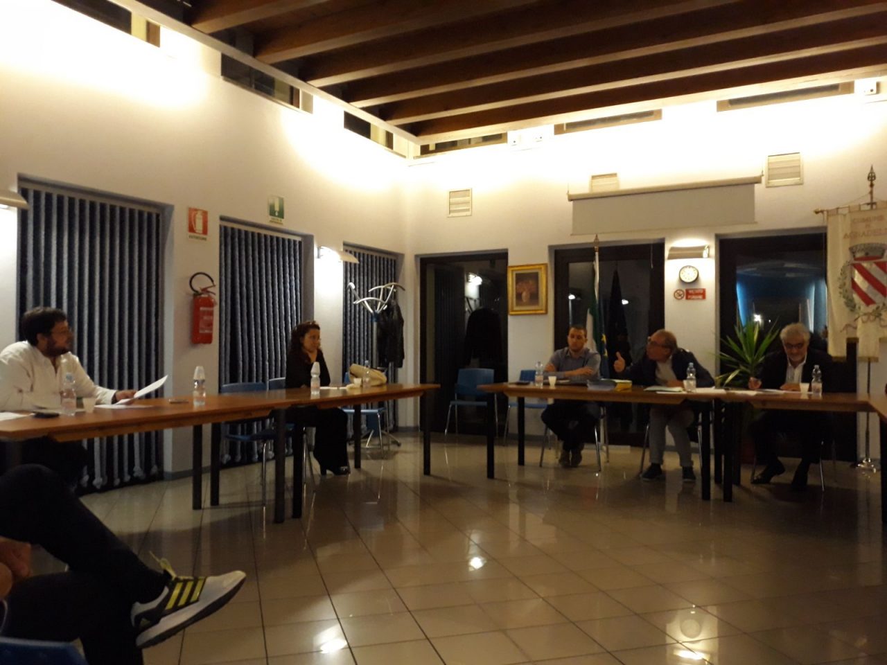 Consiglio infuocato: “Voglio i carabinieri in aula”