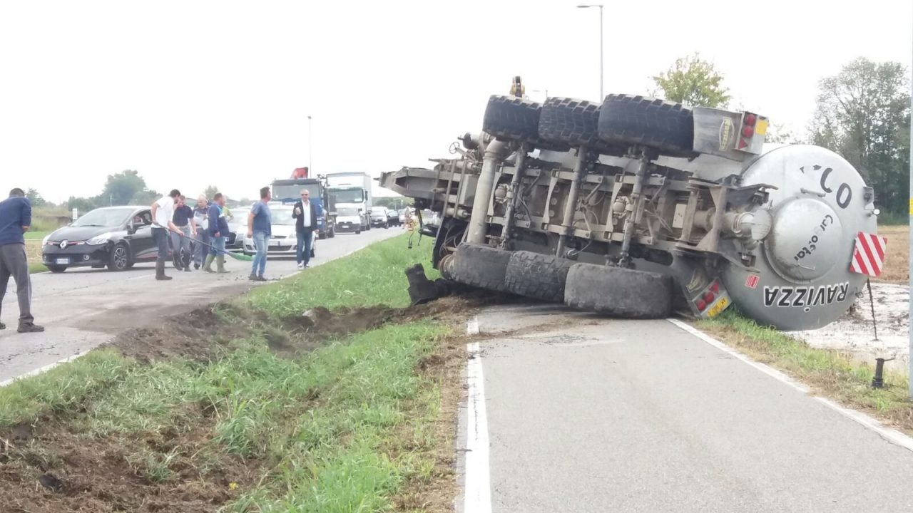 Autobotte di liquami si ribalta sulla pista ciclabile FOTO