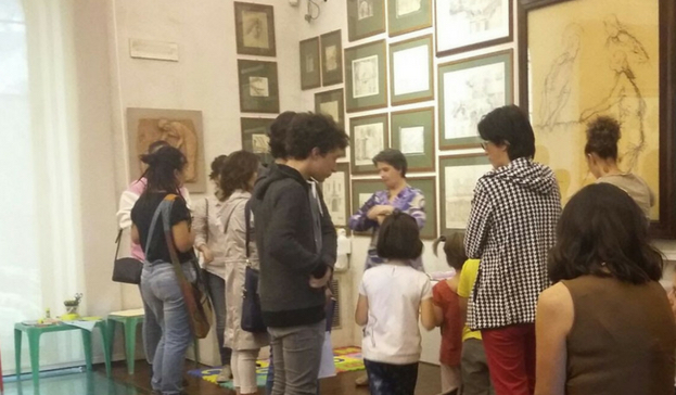 Tè al museo, partenza col botto