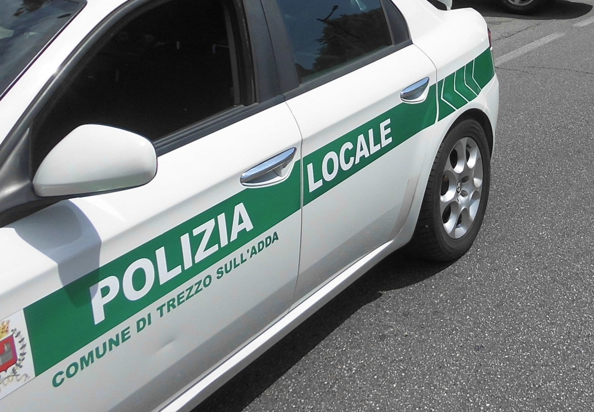 Fa la pipì in un parco: sanzionato… e poi espulso dall’Italia