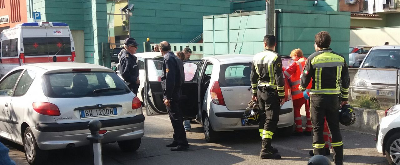 Bimba di due anni chiusa in auto, salvata dai pompieri