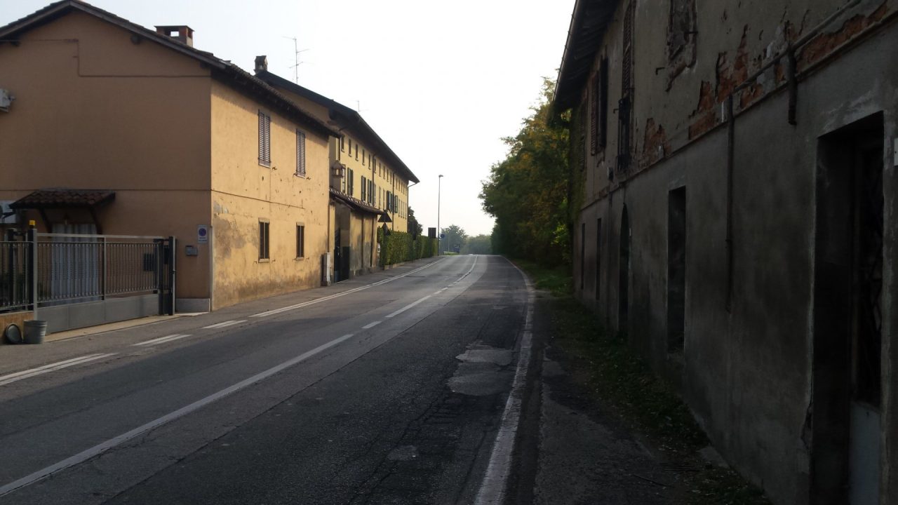 Ladri armati di flessibile: cassaforte svuotata in via Brescia