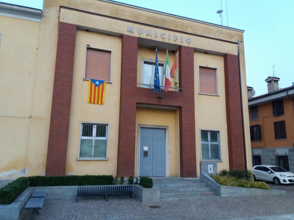 Da Covo e Spirano un solo grido “Catalogna libera”. E sul comune sventola la bandiera catalana