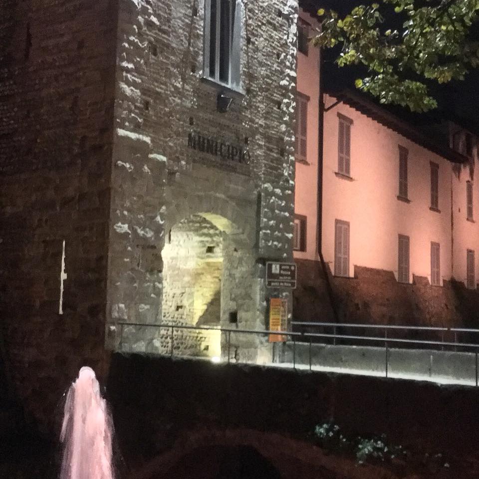 E la Rocca si illumina di rosa per combattere il tumore al seno – FOTO