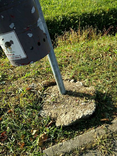 Vandali in azione, danni a cartelli e cestini sulla ciclabile
