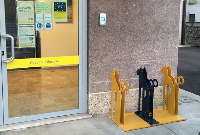 Dopo il cimitero, anche alle poste arrivano i gatti