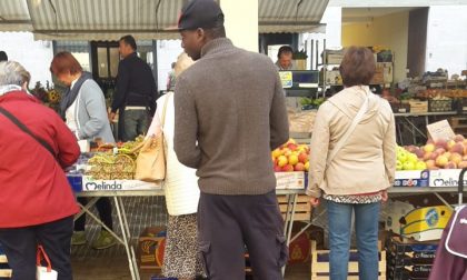 Mendicanti insistenti e aggressivi, ambulanti in protesta: "Ora basta"