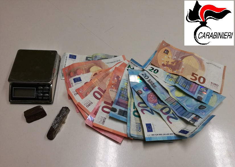 Fugge in locale ma viene preso, denunciato spacciatore