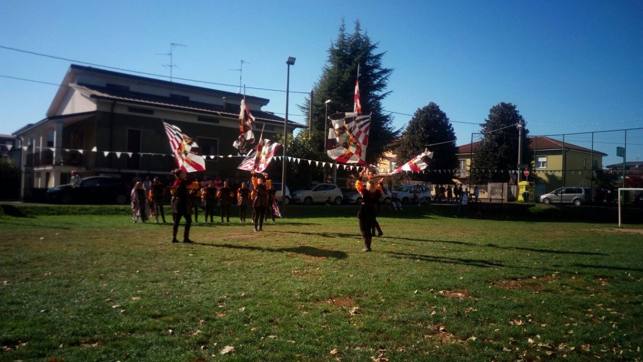 Badalasco in festa. Sbandieratori, musici e roto balle FOTO VIDEO