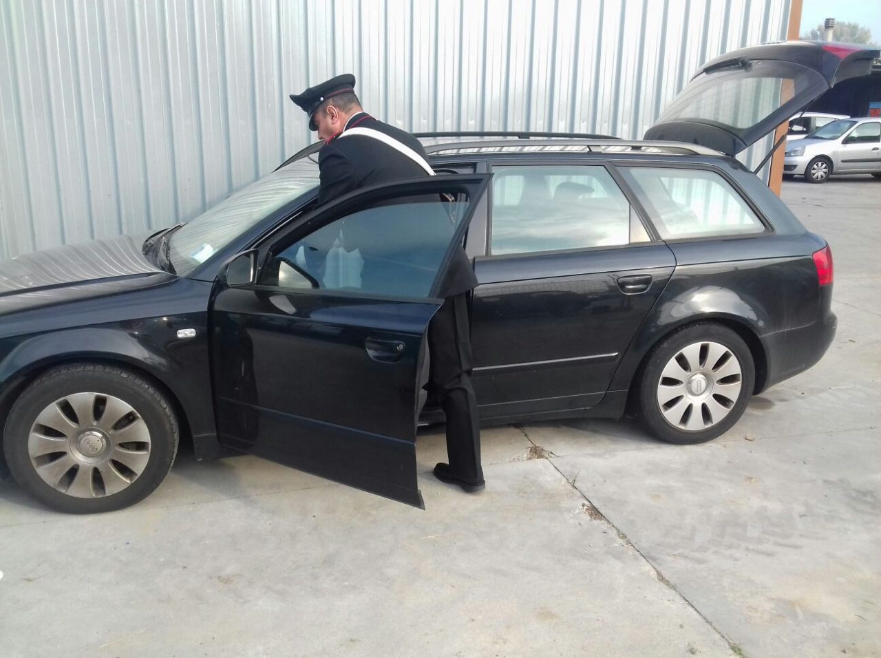 Auto rubata in strada, in due scappano nei campi