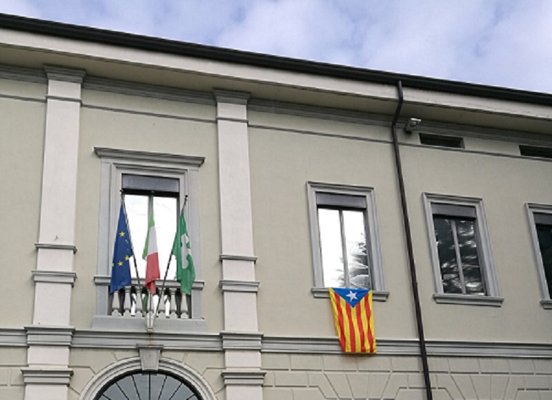 La bandiera catalana esposta in Comune, si riaccende la polemica