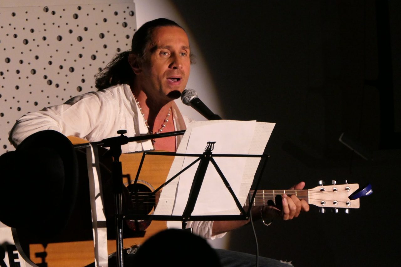 Povia a Treviglio riscrive la sua canzone: “Luca è ancora gay” VIDEO