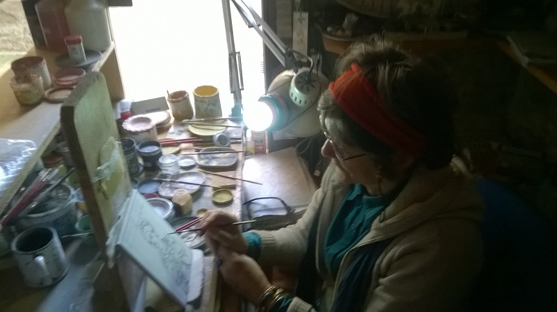 La ceramista Carla Corna: da Deruta a Lurano per aiutare i terremotati