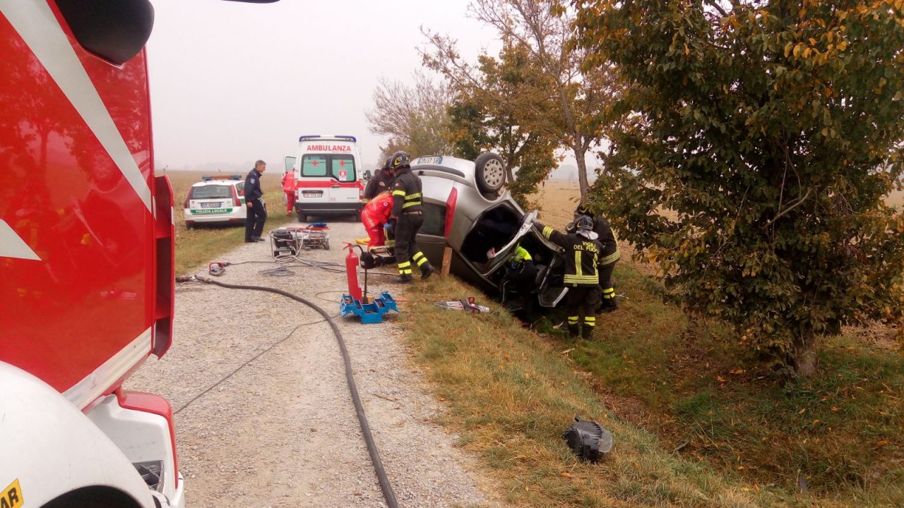 Si ribalta con l’auto, grave un 60enne FOTO