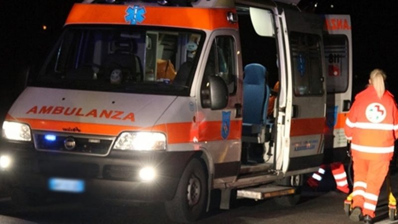 Si schianta in moto contro un furgone, 17enne muore sul colpo