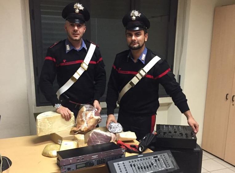 Chili di formaggio e strumenti musicali: la strana refurtiva sequestrata stanotte