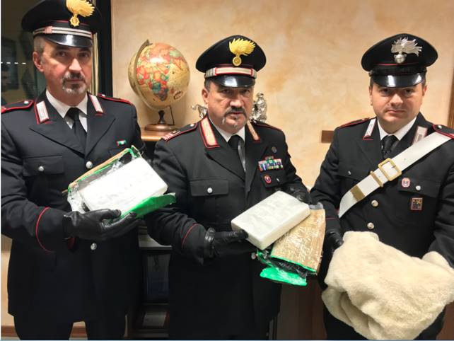 Nel sedile dell’auto due chili di cocaina, arrestato corriere della droga