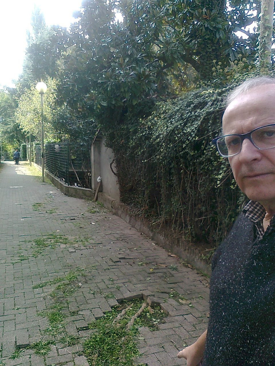 Un selfie tra le buche: “Questa strada è uno scempio”