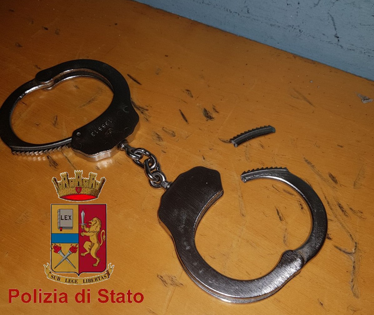 Molesta una donna e poi fugge dalla Polizia, arrestato ed espulso