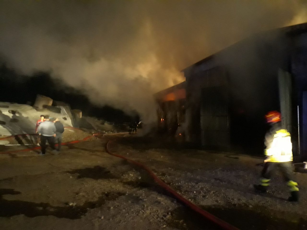 Maxi incendio, brucia una cascina: animali fuggono nei campi FOTO