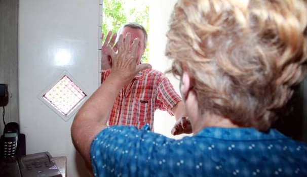 Finti tecnici dell’acqua in azione, ma la moglie sventa la truffa