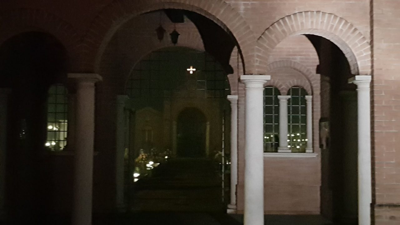 Il cancello del cimitero è ancora guasto, cittadini indignati