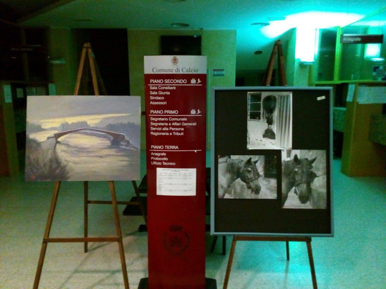 L’arte in Comune: l’artista Sara espone le sue opere nell’atrio del municipio