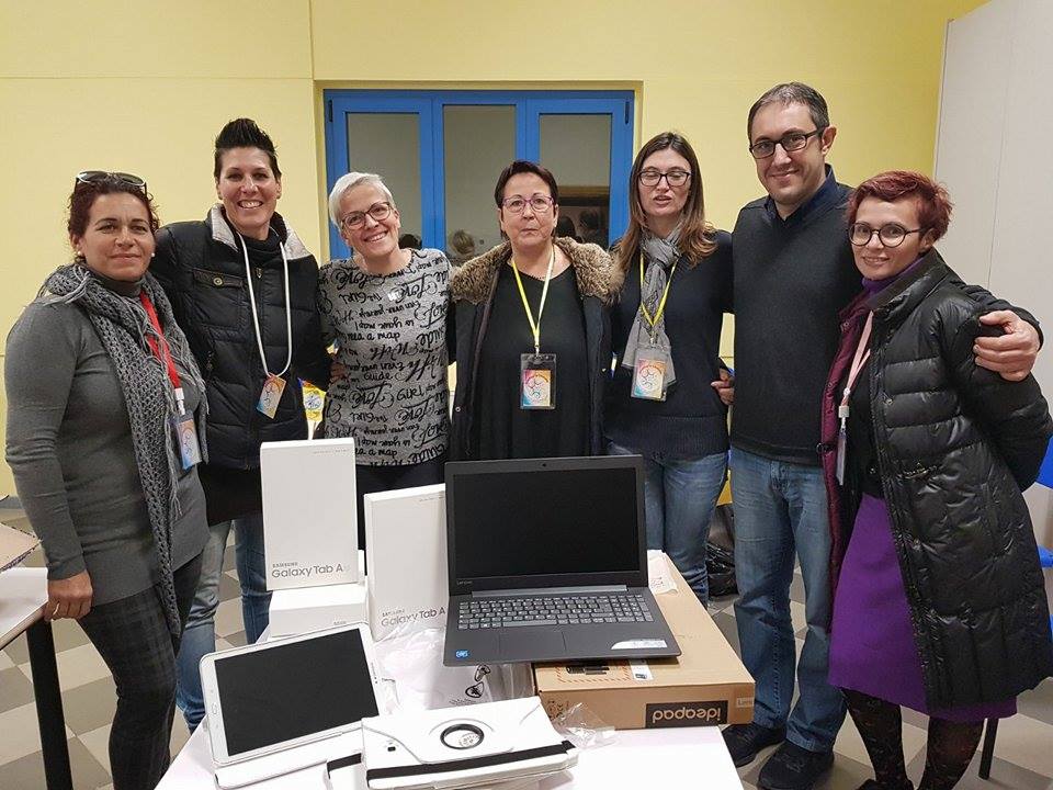 L’associazione dei genitori regala pc e tablet alle scuole del paese
