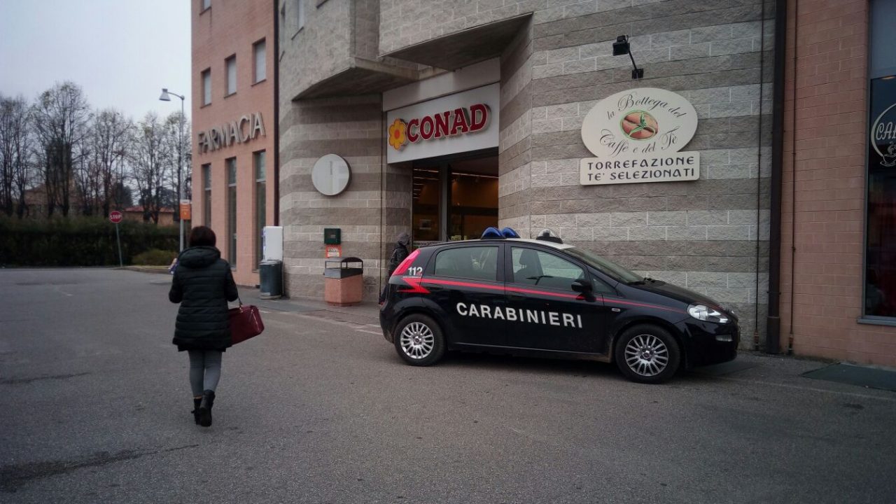 Distanza di sicurezza, la tensione sale e al Conad di Canonica arrivano i carabinieri