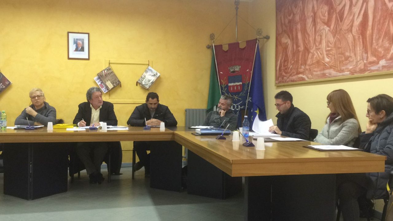 Urla in consiglio e insulti al segretario, seduta consiliare show VIDEO