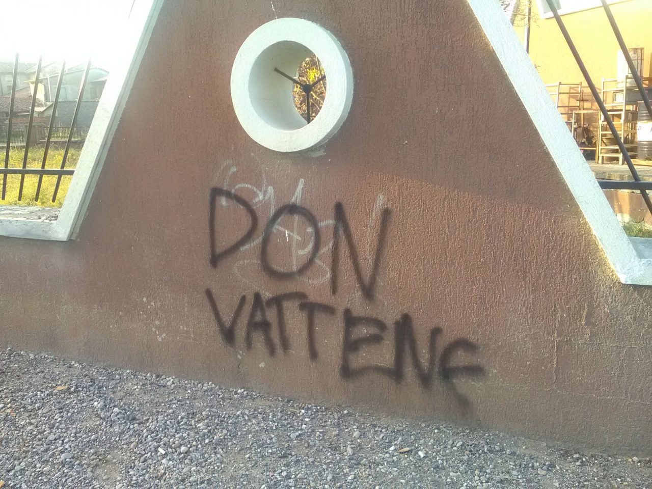 Scritte contro don Lorenzo, sei ragazzi denunciati