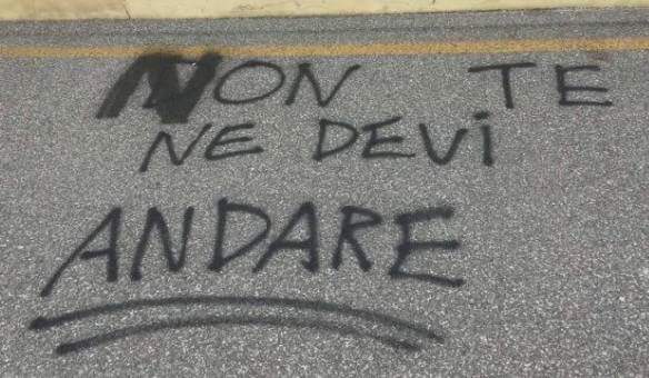 La città abbraccia lo sventurato (ma amato) don Lorenzo