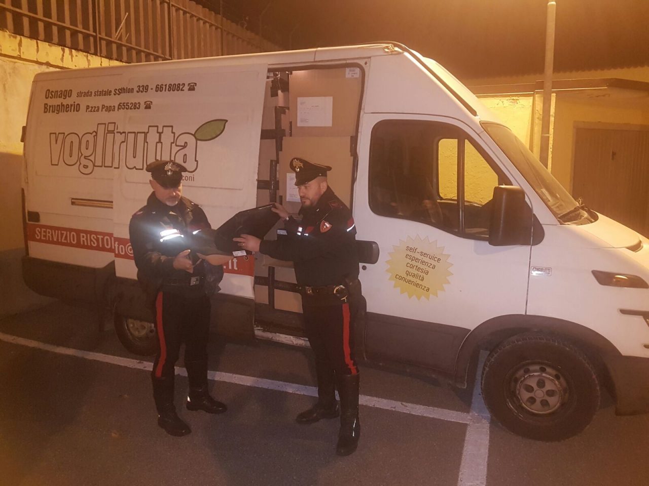 Ritrovato furgone con merce rubata, centinaia gli stivali da donna all’interno