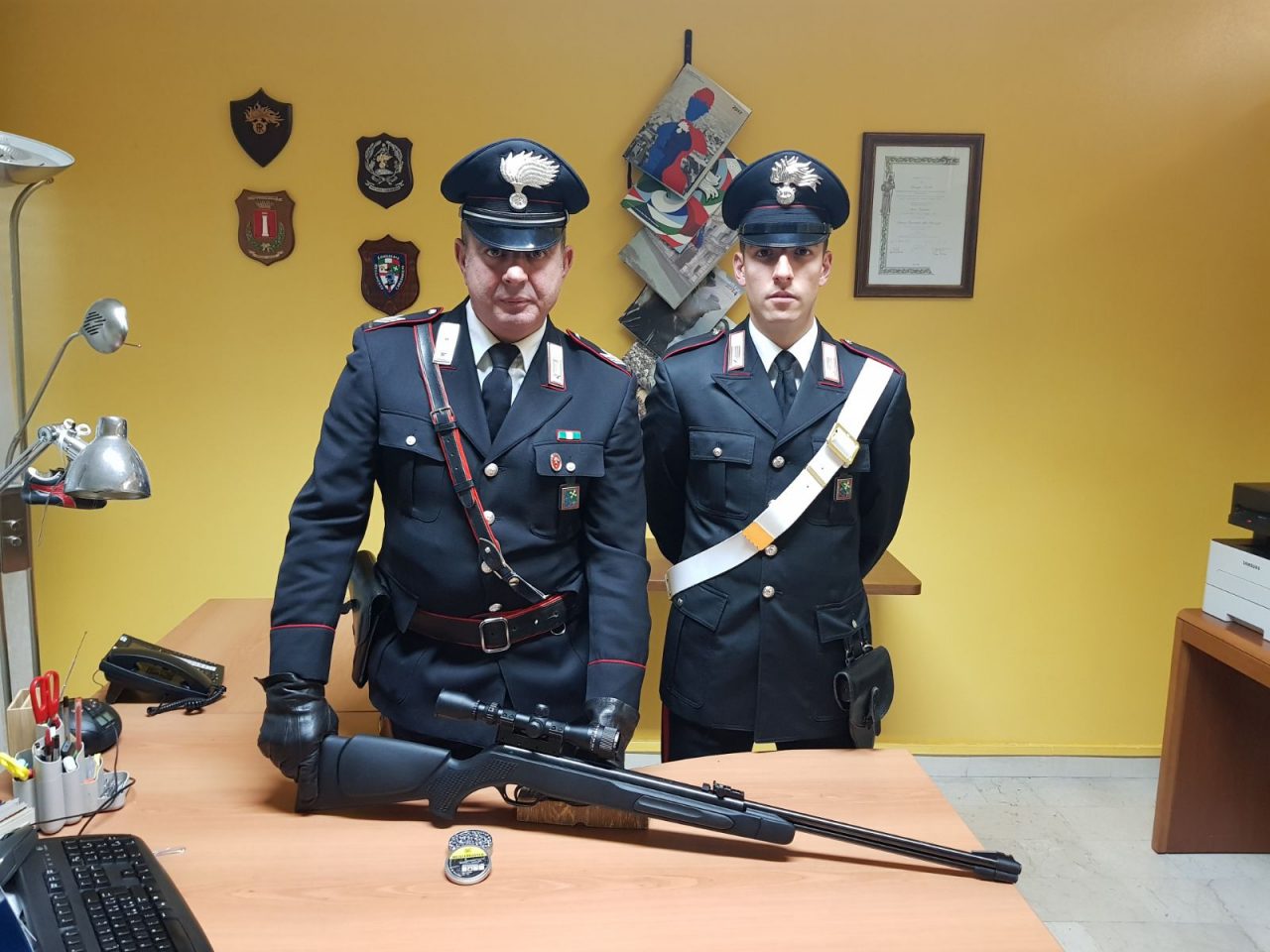 Spari contro le finestre dei vicini di casa. Denunciati due coniugi di Cologno