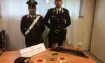 Picchia e minaccia una donna con il coltello, arrestato