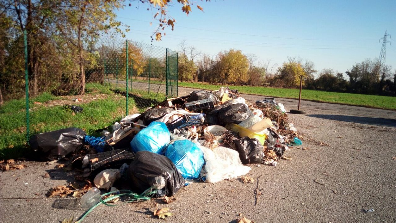 Rifiuti abbandonati, il M5S propone le fototrappole