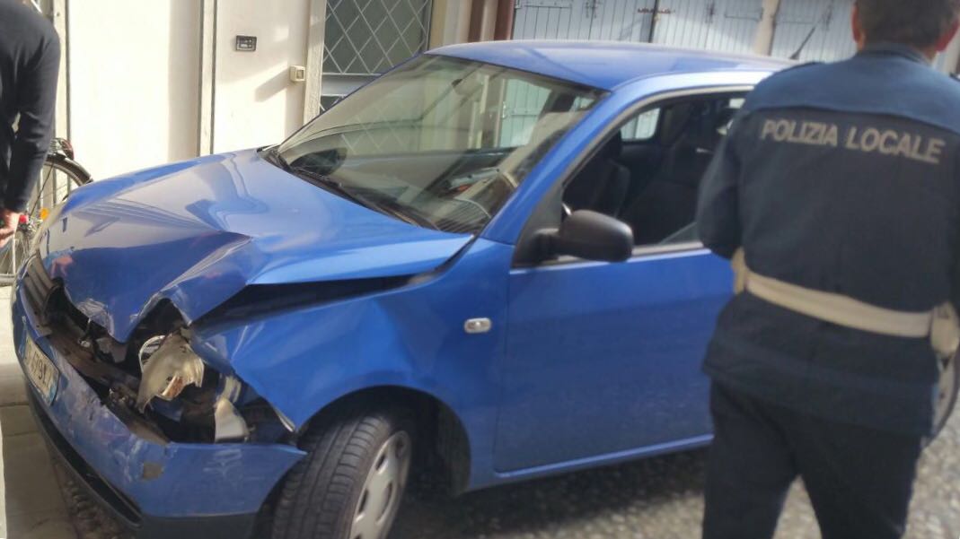 Pirata della strada tradito dalla sua stessa automobile