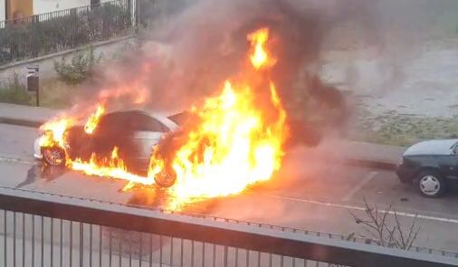 Auto brucia a Covo: è mistero – VIDEO