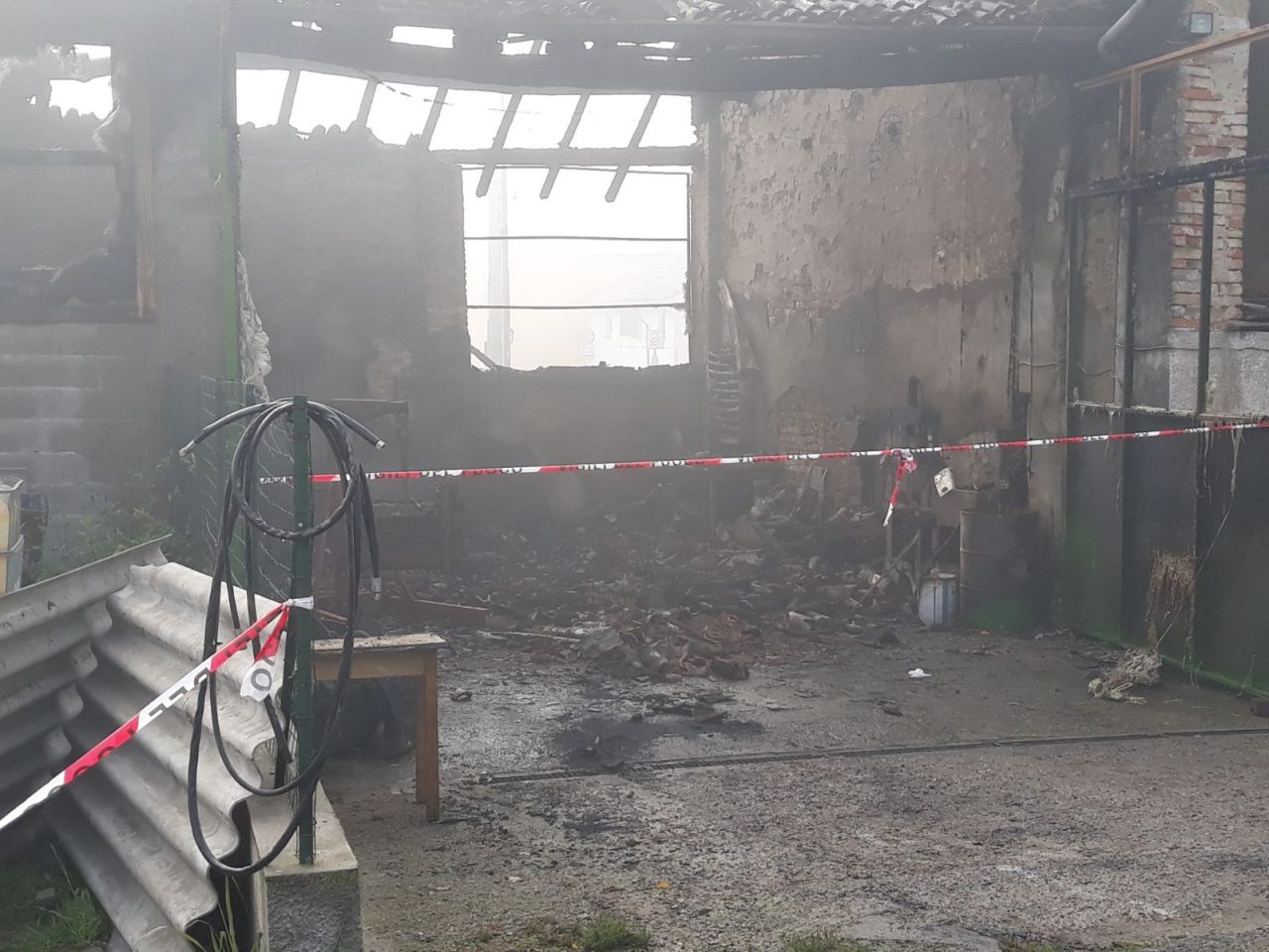 Incendio nella notte, distrutto il porticato di un cascinale