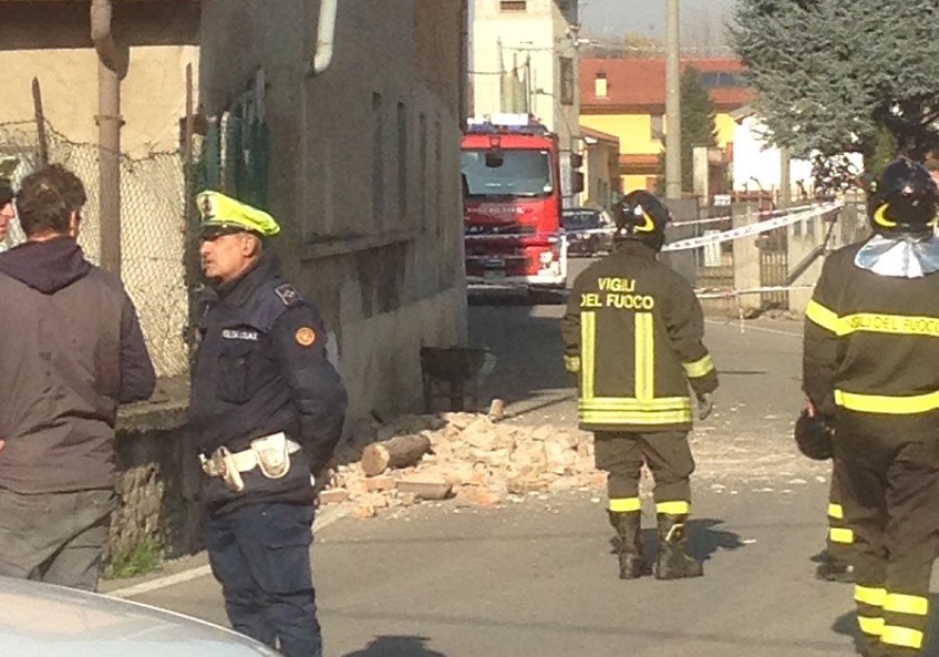 Tetto crolla sulla strada pochi minuti dopo la corsa podistica