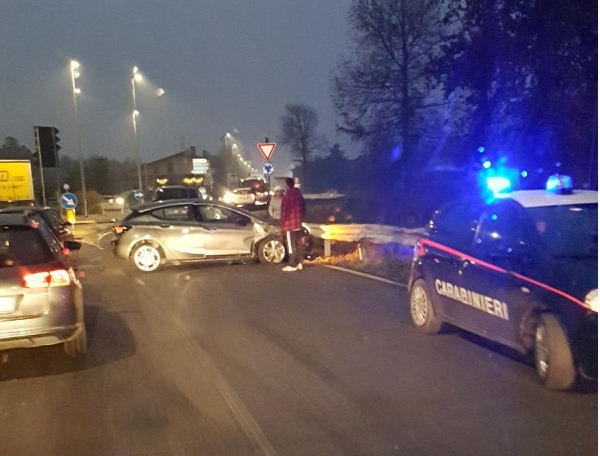 Auto contro guardrail disagi per il traffico